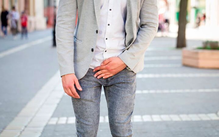 Ein Mann ist besorgt über die unangenehmen Symptome einer Prostatitis