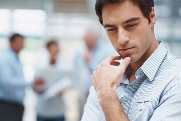 Ein Mann denkt über die Behandlung einer bakteriellen Prostatitis nach