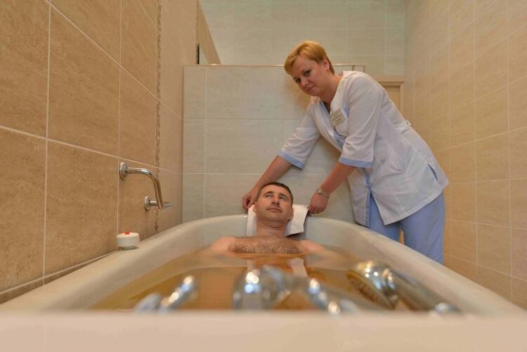 Ein Kiefernbad lindert den Zustand eines Mannes, der an Prostatitis leidet